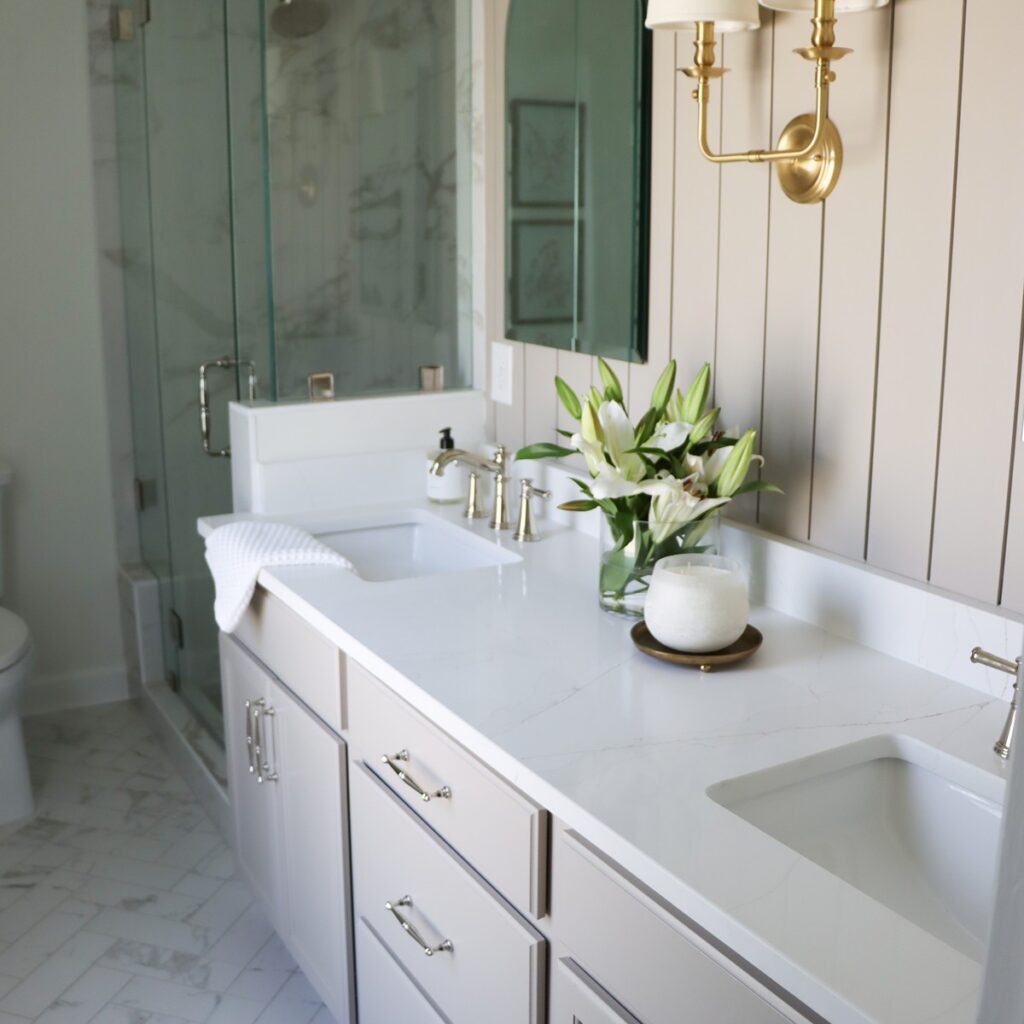 Neutral bathroom with flowers