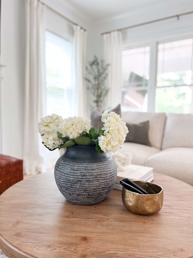 living room table design with fresh flowers